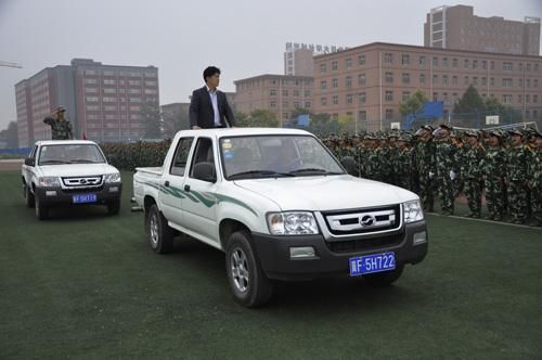 2011年,周虎振同样站在一辆皮卡上,"检阅"军训新生方阵.